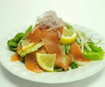 スモークサーモンとたっぷり野菜のサラダ.jpg